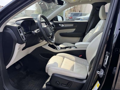 2023 Volvo XC40 B5 Plus Dark Theme