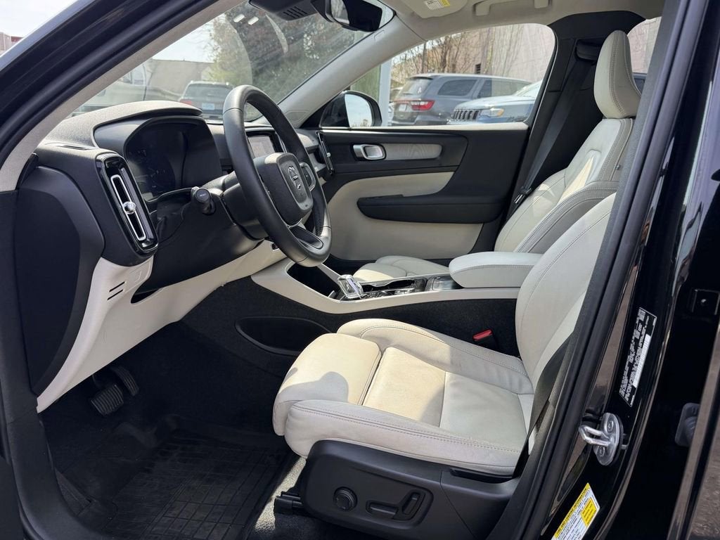 2023 Volvo XC40 B5 Plus Dark Theme