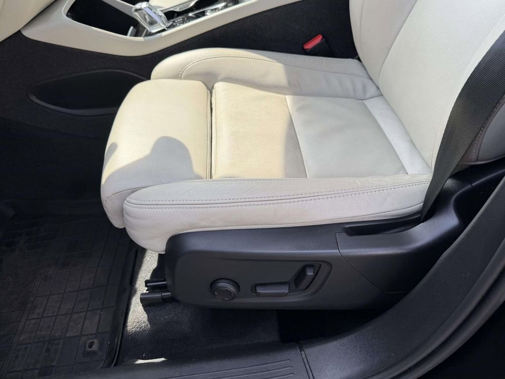 2023 Volvo XC40 B5 Plus Dark Theme