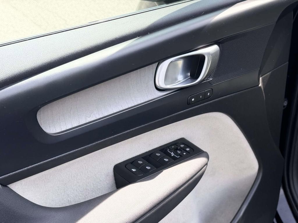 2023 Volvo XC40 B5 Plus Dark Theme