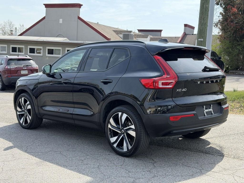 2023 Volvo XC40 B5 Plus Dark Theme