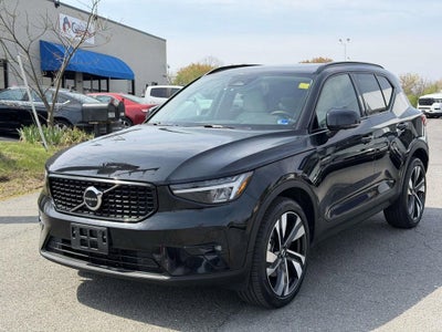 2023 Volvo XC40 B5 Plus Dark Theme