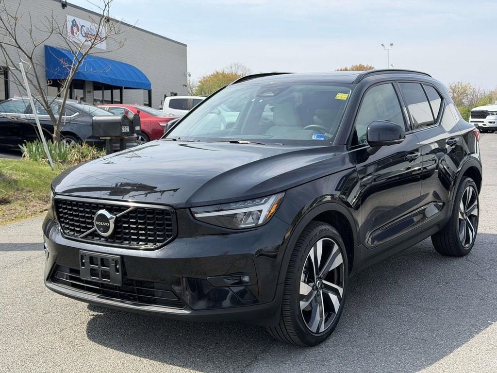 2023 Volvo XC40 B5 Plus Dark Theme