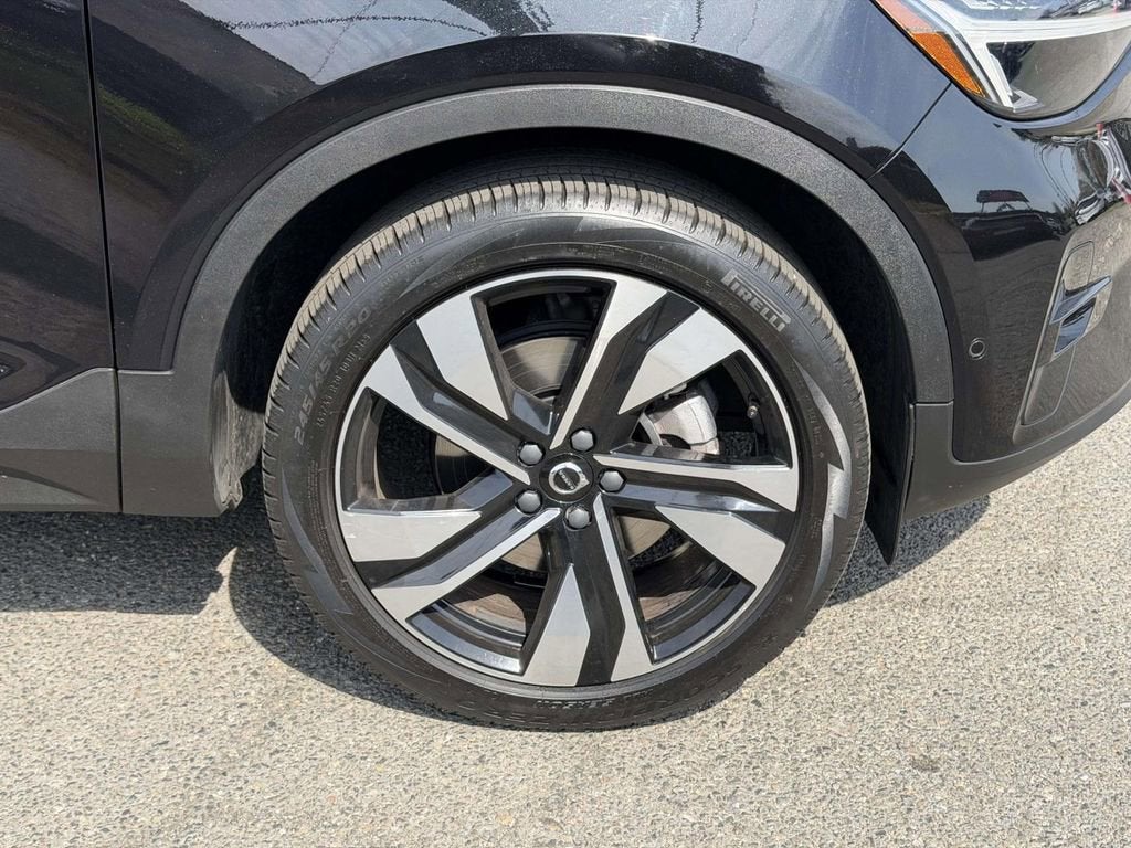 2023 Volvo XC40 B5 Plus Dark Theme