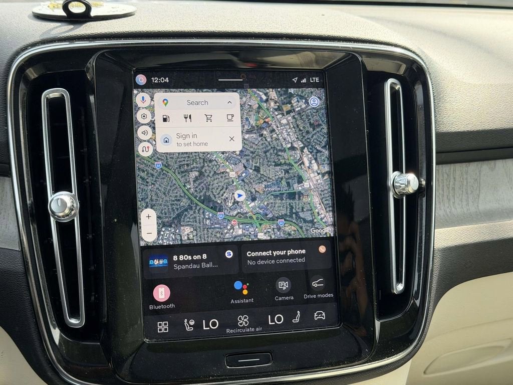 2023 Volvo XC40 B5 Plus Dark Theme