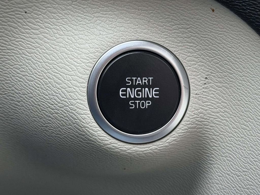 2023 Volvo XC40 B5 Plus Dark Theme