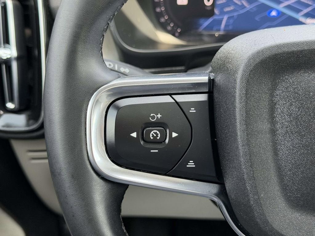 2023 Volvo XC40 B5 Plus Dark Theme