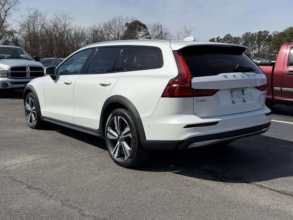 2025 Volvo V60 Cross Country B5 Plus