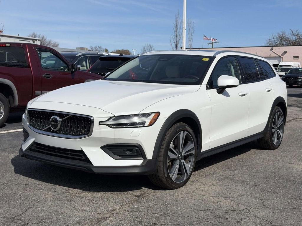 2025 Volvo V60 Cross Country B5 Plus