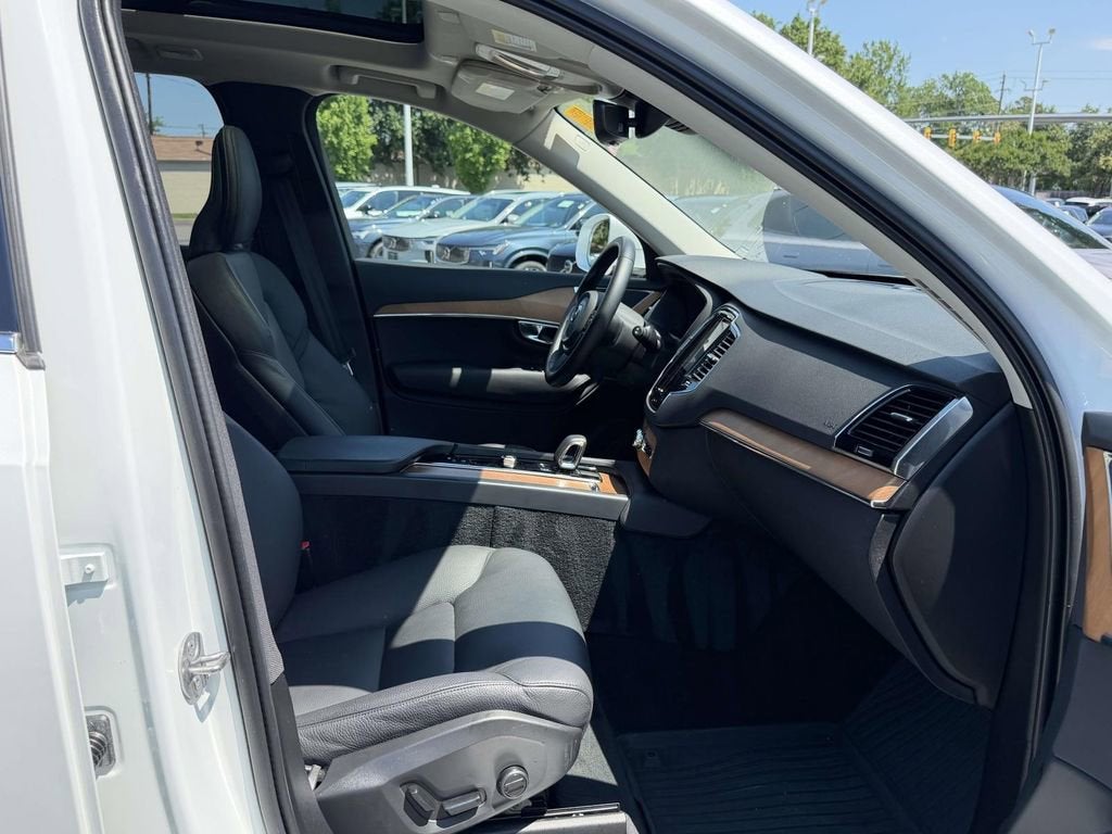 2025 Volvo XC90 B5 Plus