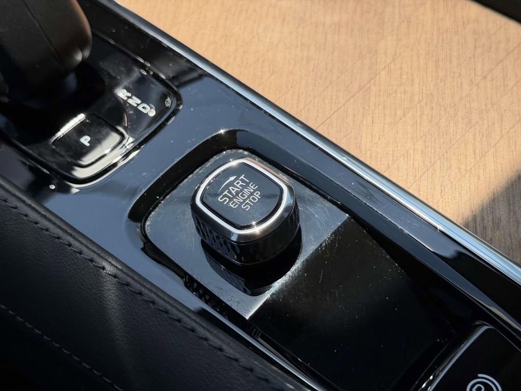 2025 Volvo XC90 B5 Plus