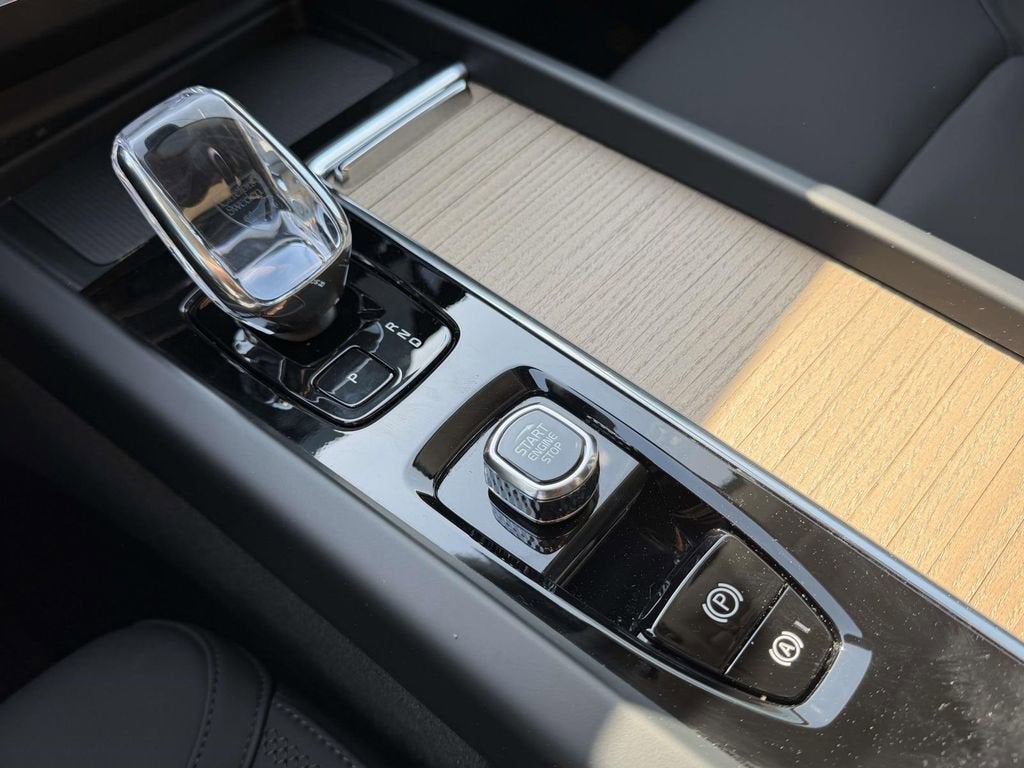 2026 Volvo XC60 Plus