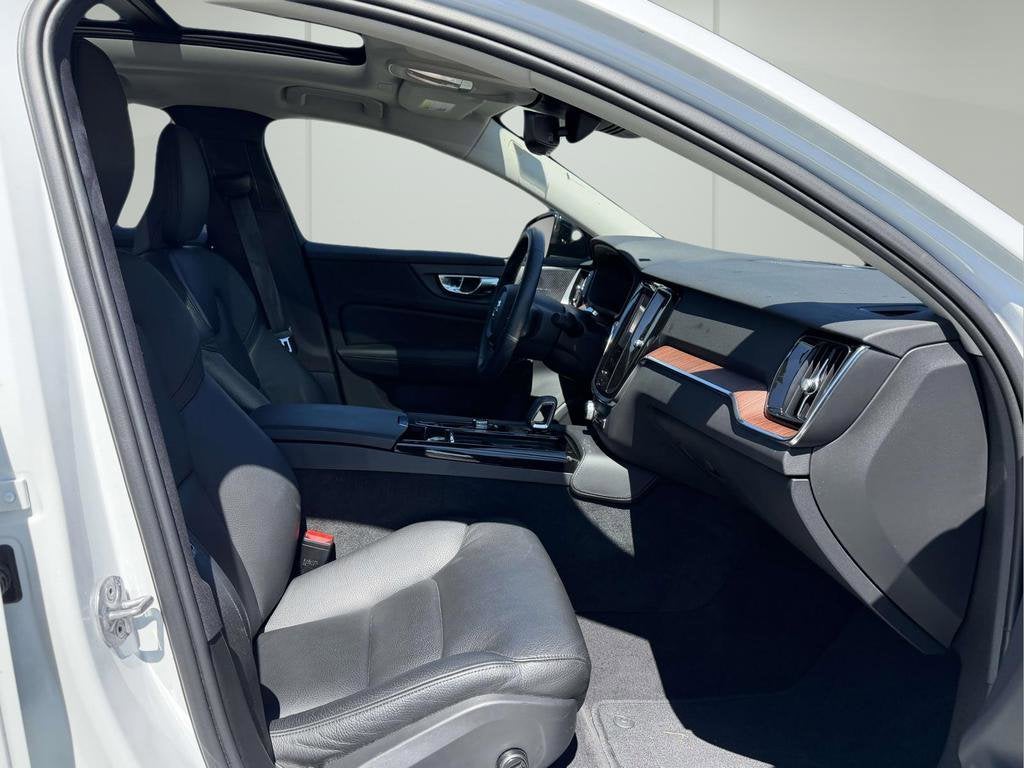 2023 Volvo S60 Recharge Plug-In Hybrid T8 Plus Dark Theme