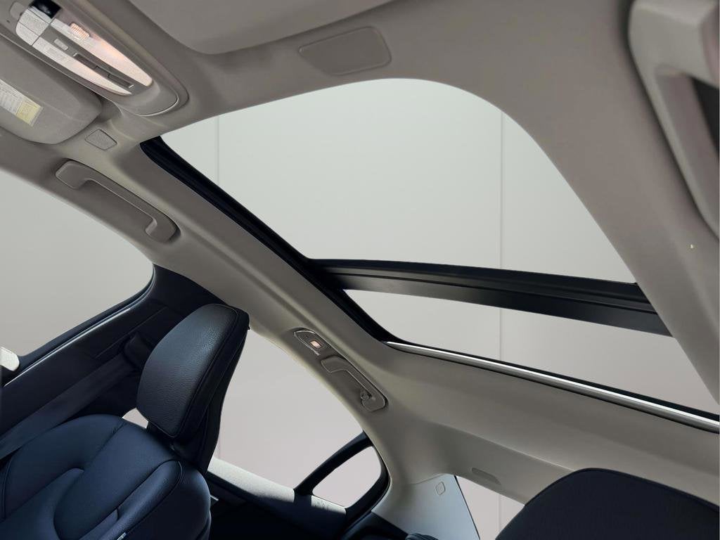 2023 Volvo S60 Recharge Plug-In Hybrid T8 Plus Dark Theme
