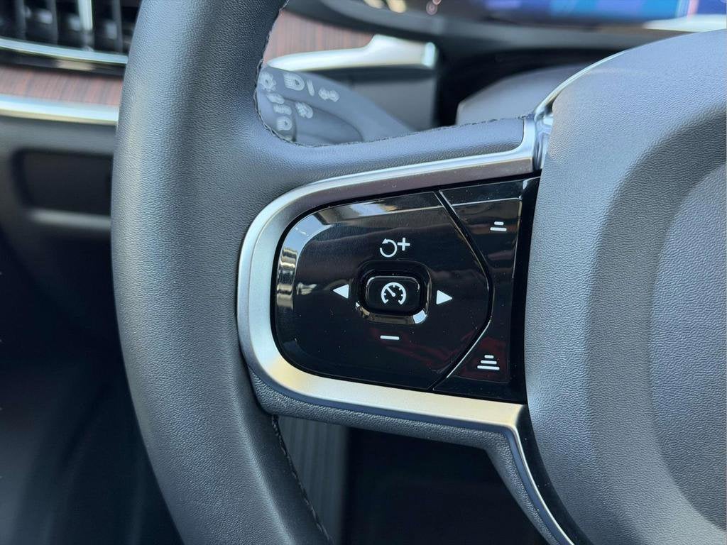 2023 Volvo S60 Recharge Plug-In Hybrid T8 Plus Dark Theme