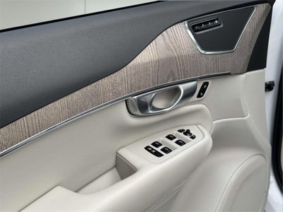 2024 Volvo XC90 B6 Plus Bright Theme