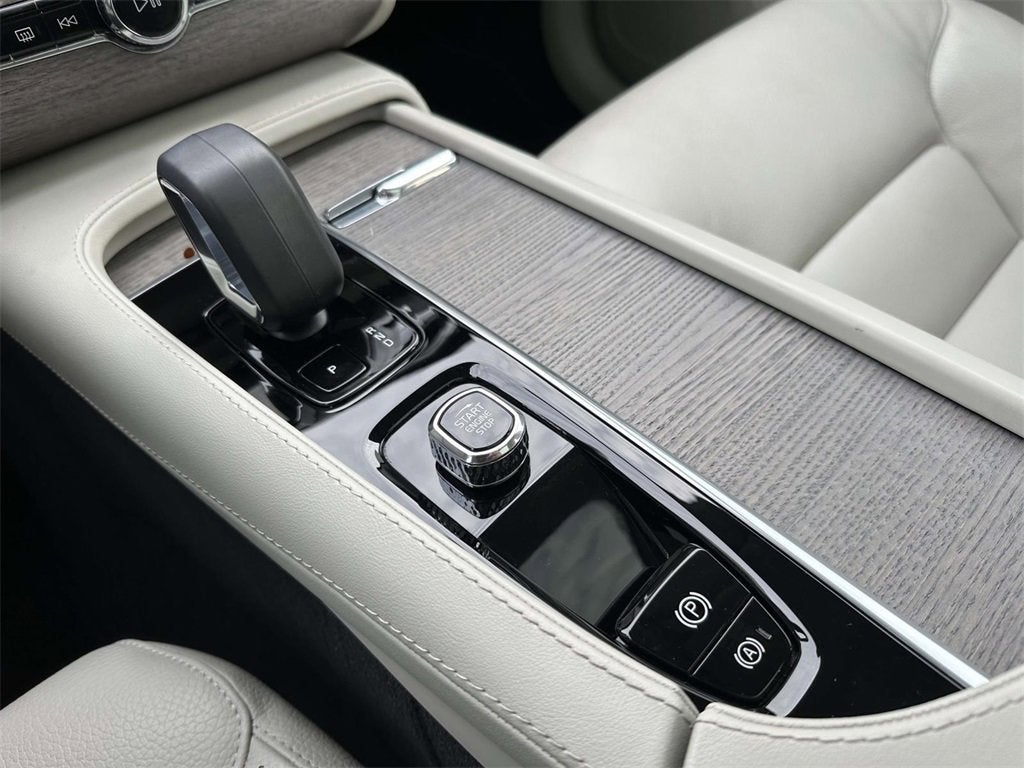 2024 Volvo XC90 B6 Plus Bright Theme