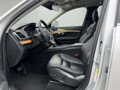 2022 Volvo XC90 T5 Momentum
