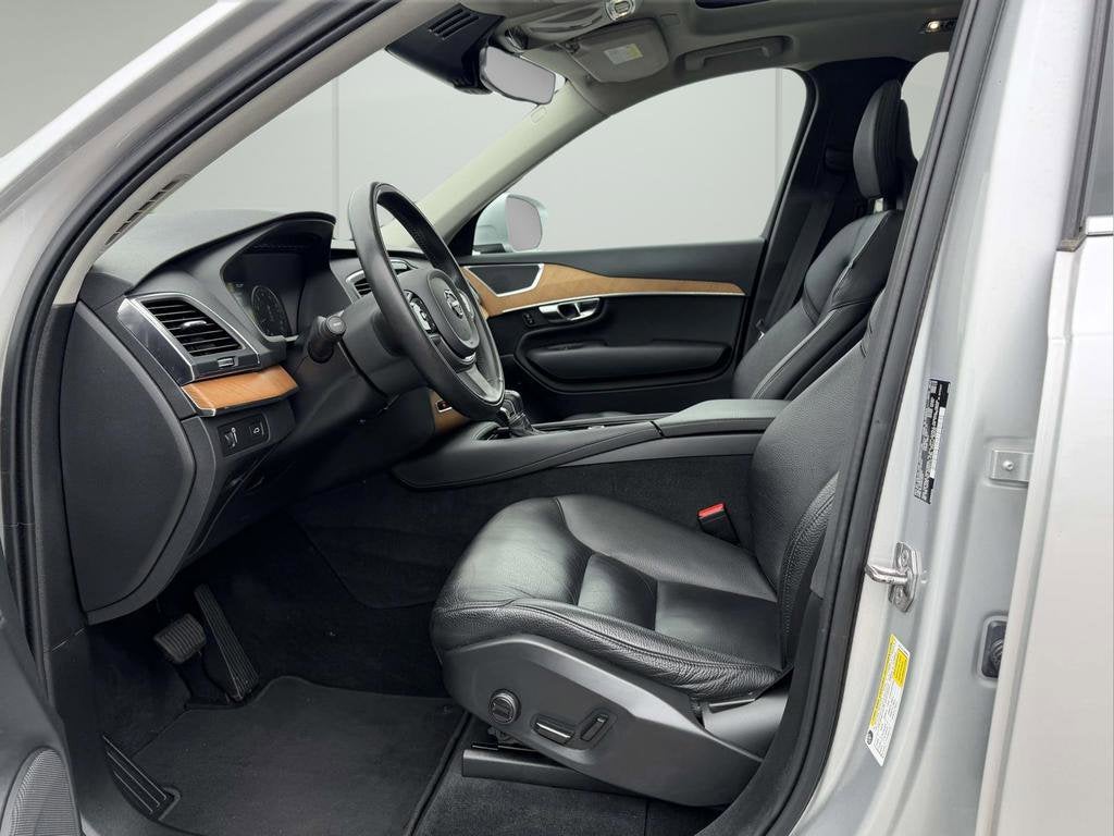 2022 Volvo XC90 T5 Momentum