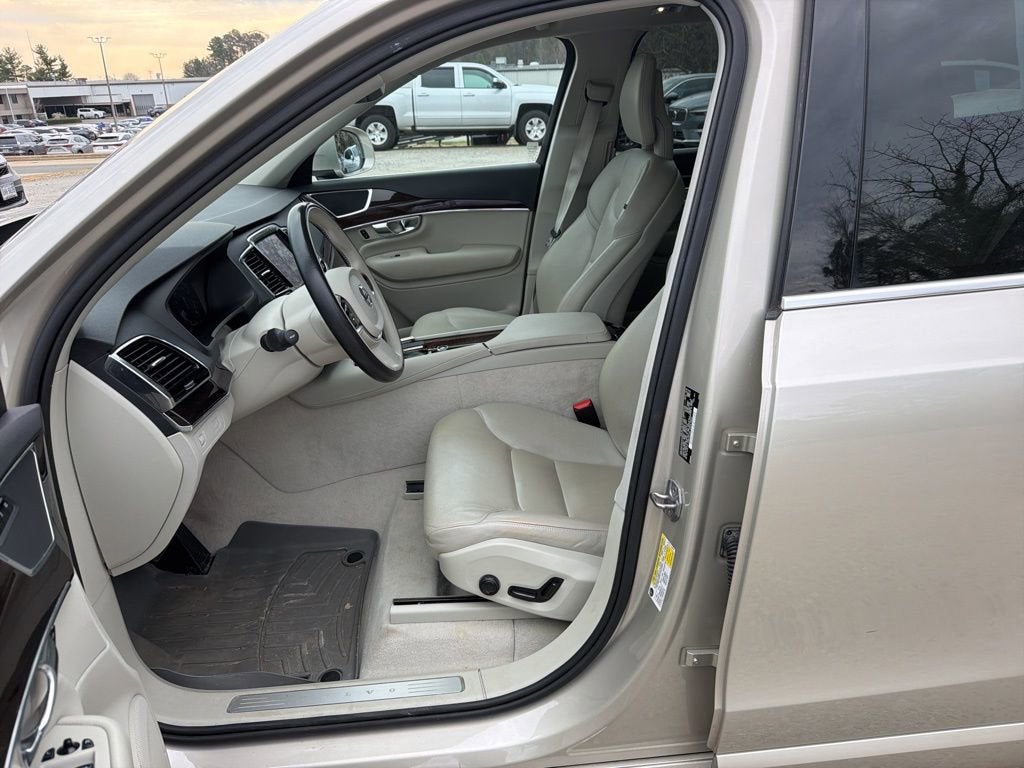 2016 Volvo XC90 T6 Momentum