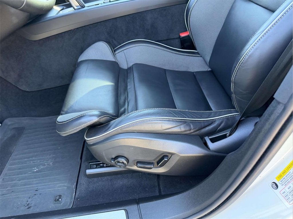 2022 Volvo XC60 Recharge Plug-In Hybrid T8 R-Design