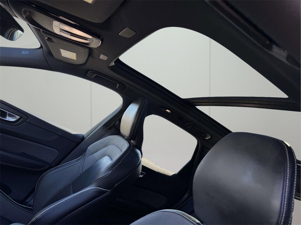 2022 Volvo XC60 Recharge Plug-In Hybrid T8 R-Design