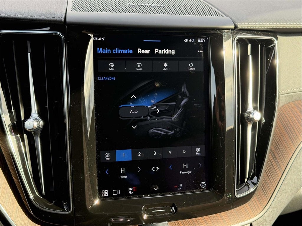 2023 Volvo XC60 B5 Ultimate Bright Theme