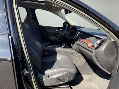 2023 Volvo XC60 B5 Plus Dark Theme