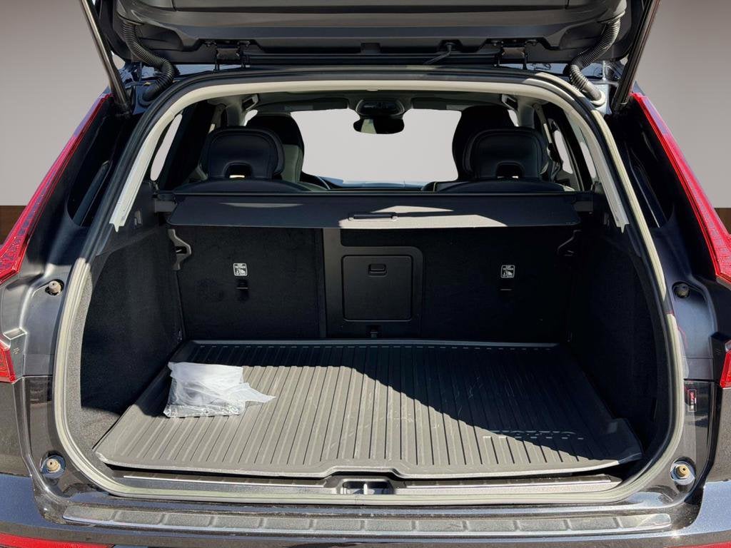 2023 Volvo XC60 B5 Plus Dark Theme