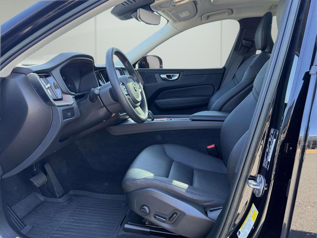 2023 Volvo XC60 B5 Plus Dark Theme