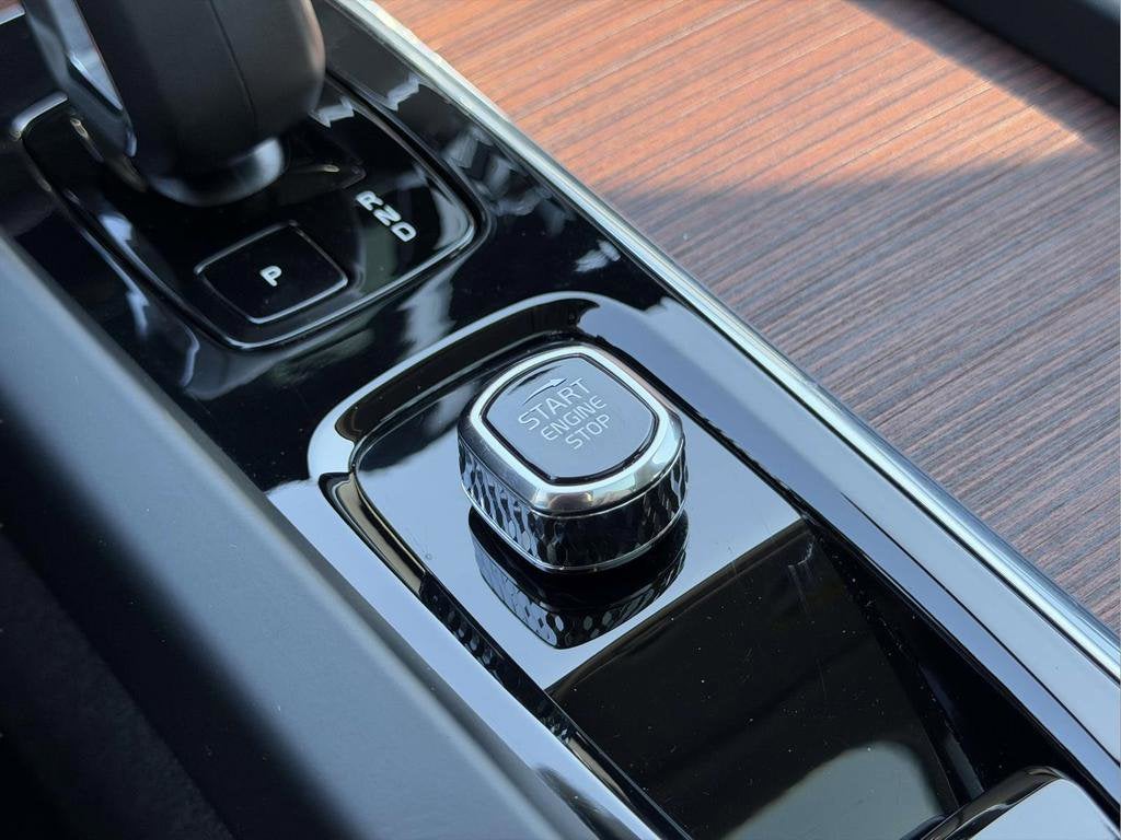 2023 Volvo XC60 B5 Plus Dark Theme