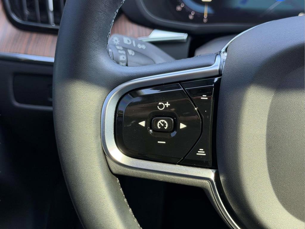2023 Volvo XC60 B5 Plus Dark Theme