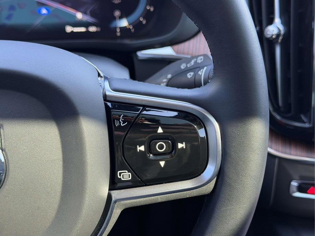 2023 Volvo XC60 B5 Plus Dark Theme