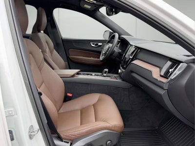 2023 Volvo XC60 B5 Plus Dark Theme