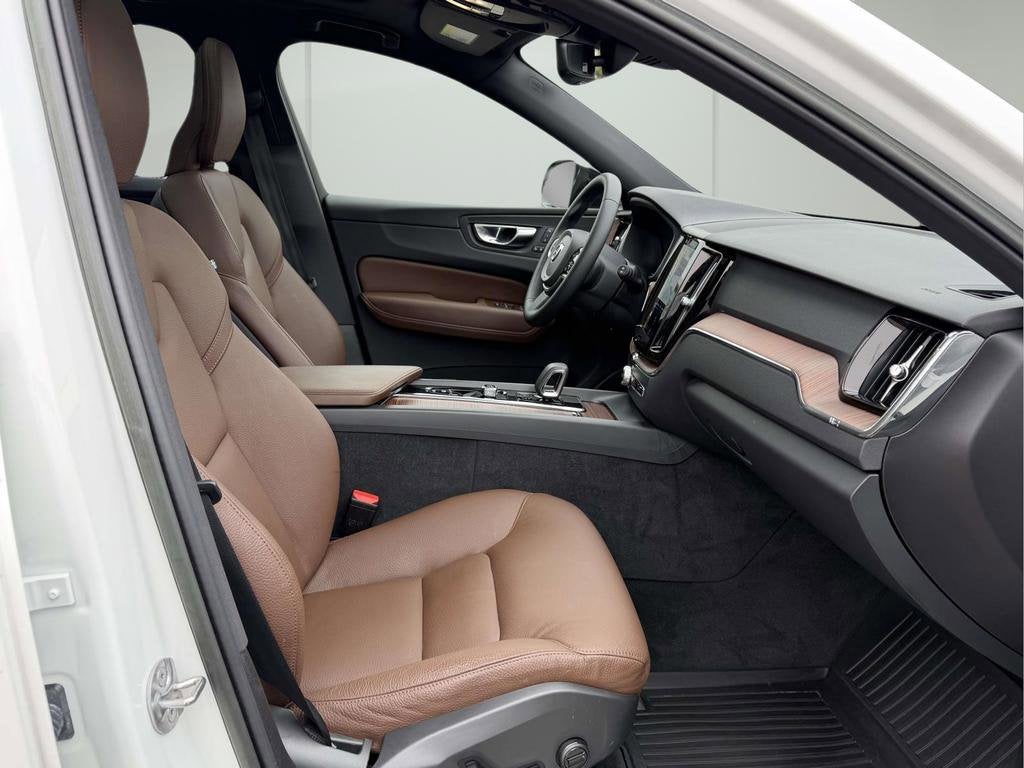 2023 Volvo XC60 B5 Plus Dark Theme