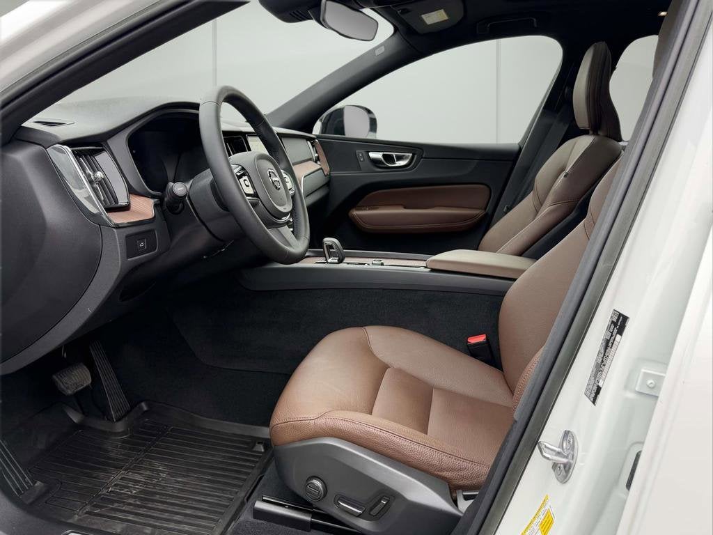 2023 Volvo XC60 B5 Plus Dark Theme