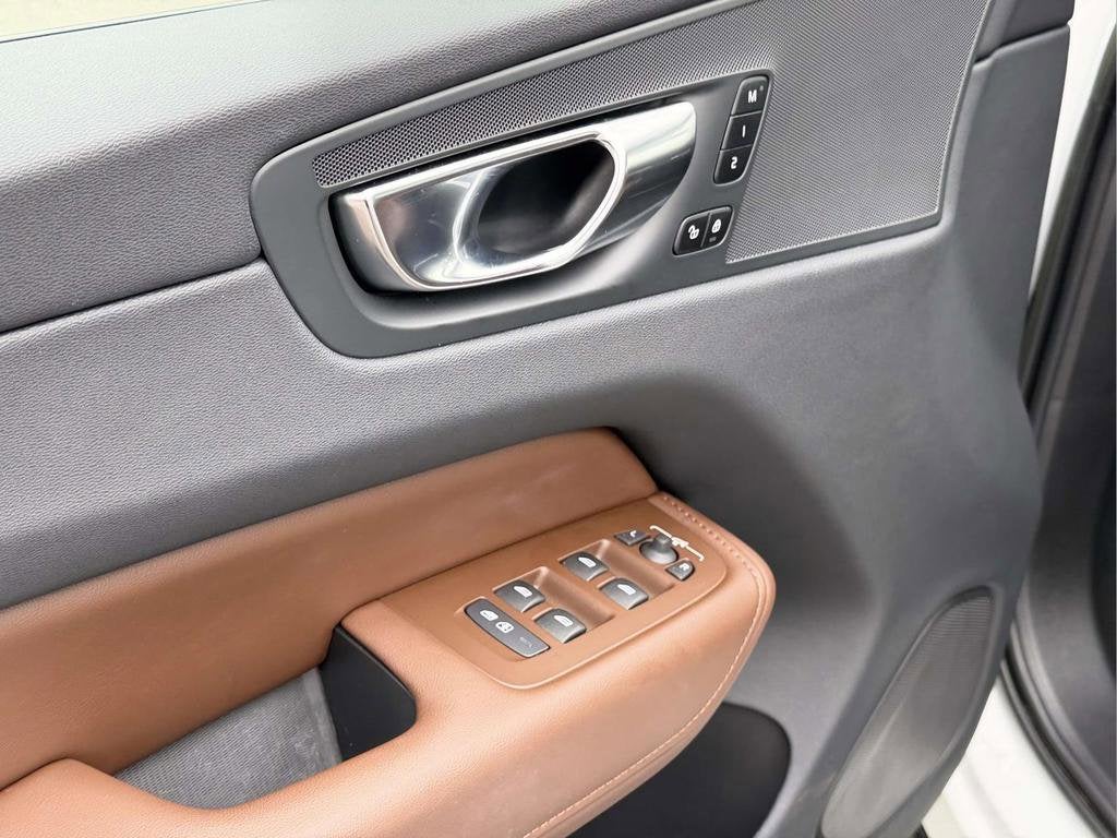 2023 Volvo XC60 B5 Plus Dark Theme