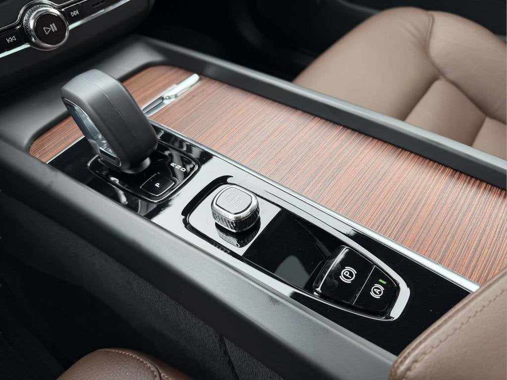 2023 Volvo XC60 B5 Plus Dark Theme