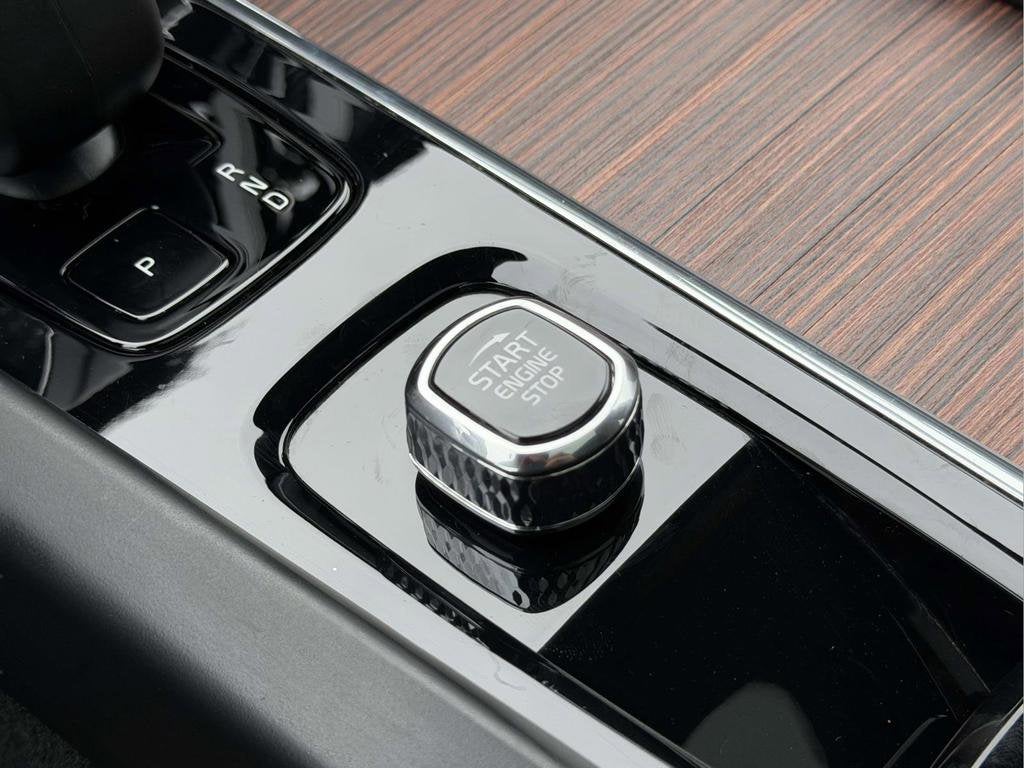 2023 Volvo XC60 B5 Plus Dark Theme