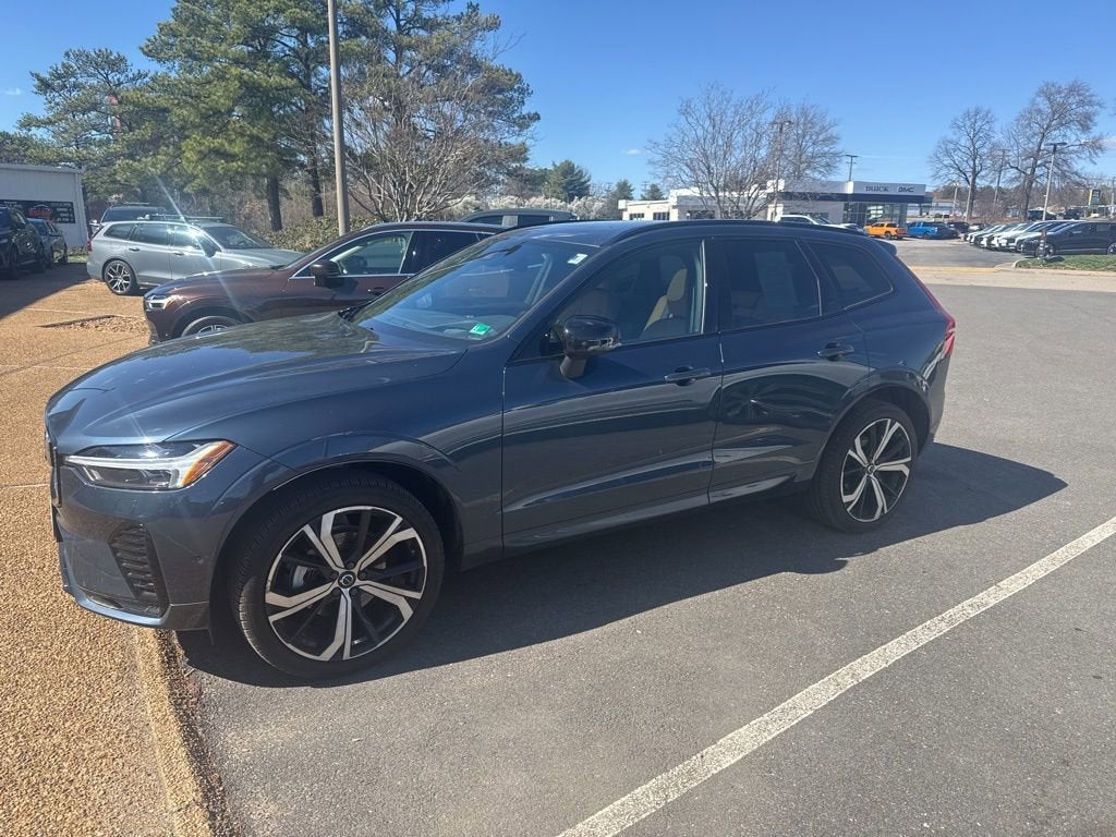 2023 Volvo XC60 B5 Ultimate Dark Theme