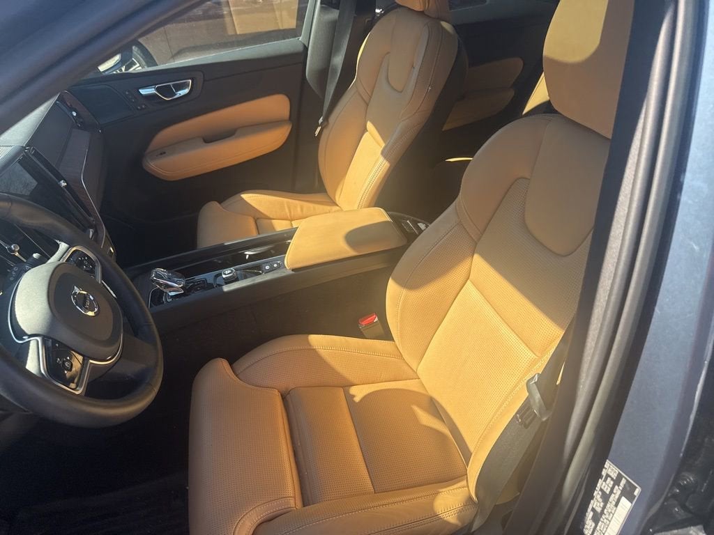 2023 Volvo XC60 B5 Ultimate Dark Theme