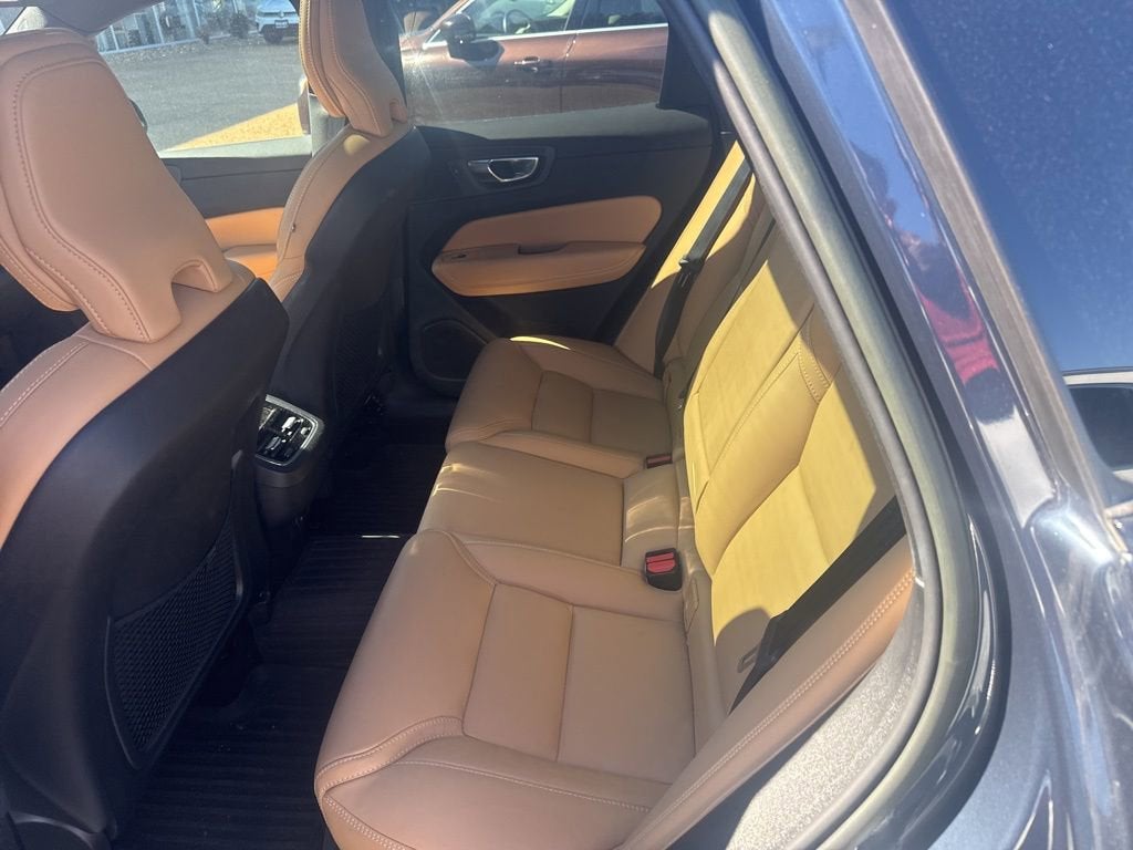 2023 Volvo XC60 B5 Ultimate Dark Theme