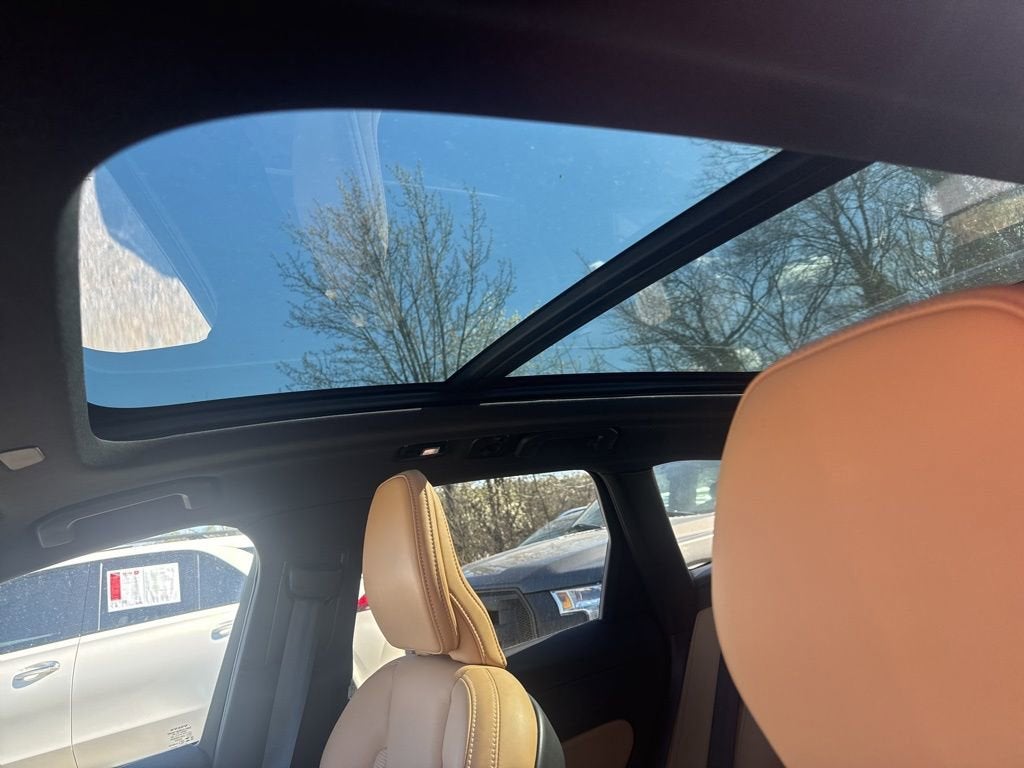 2023 Volvo XC60 B5 Ultimate Dark Theme