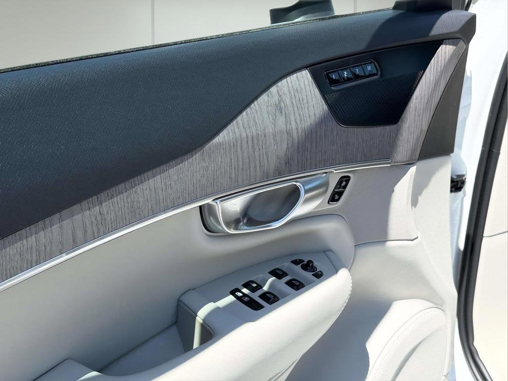 2024 Volvo XC90 B5 Plus
