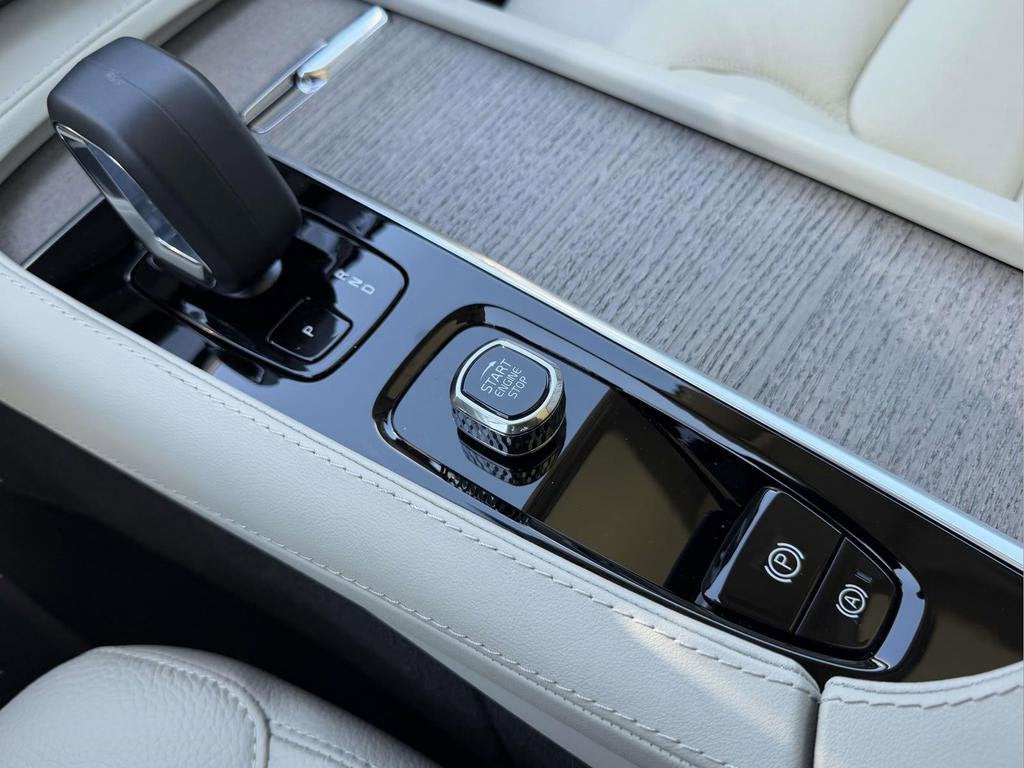 2024 Volvo XC90 B5 Plus