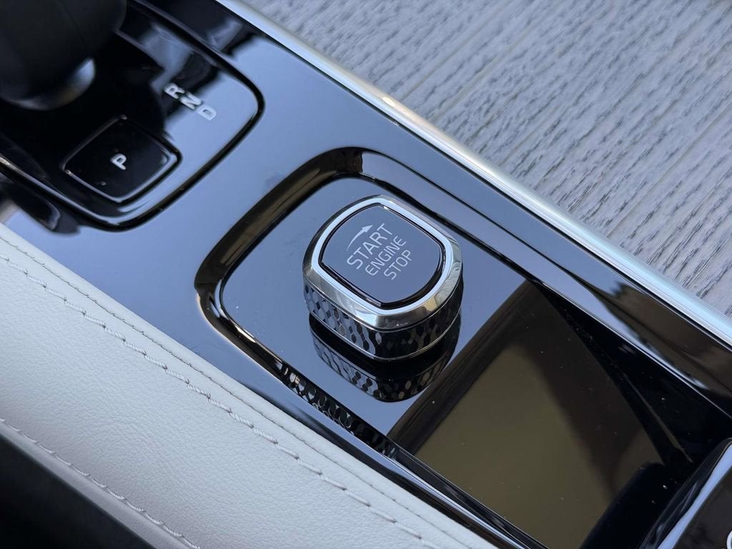 2024 Volvo XC90 B5 Plus