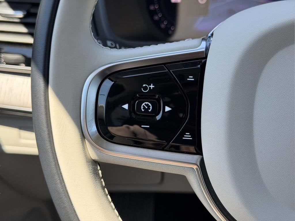 2024 Volvo XC90 B5 Plus