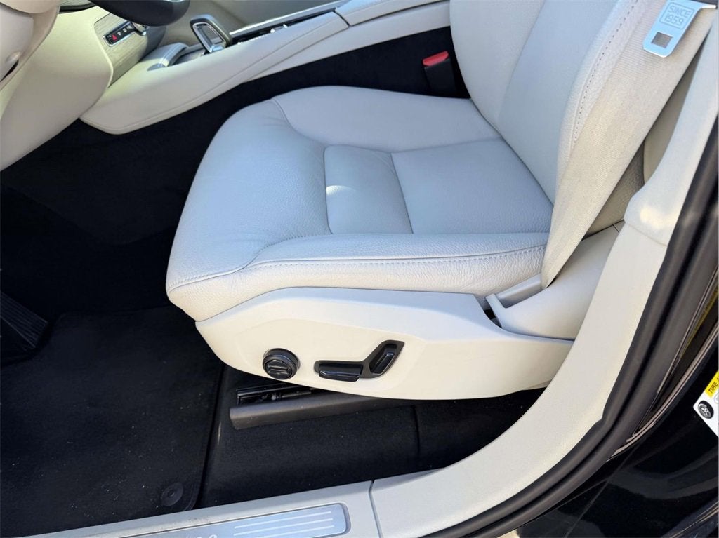 2024 Volvo XC90 B5 Plus