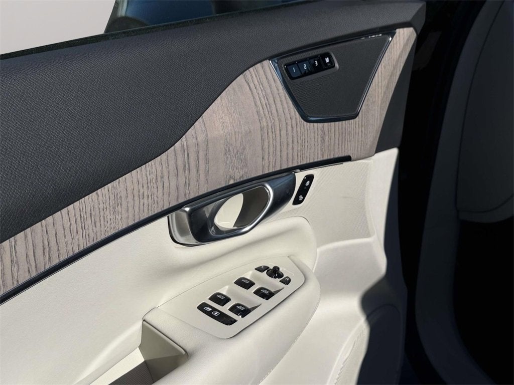 2024 Volvo XC90 B5 Plus