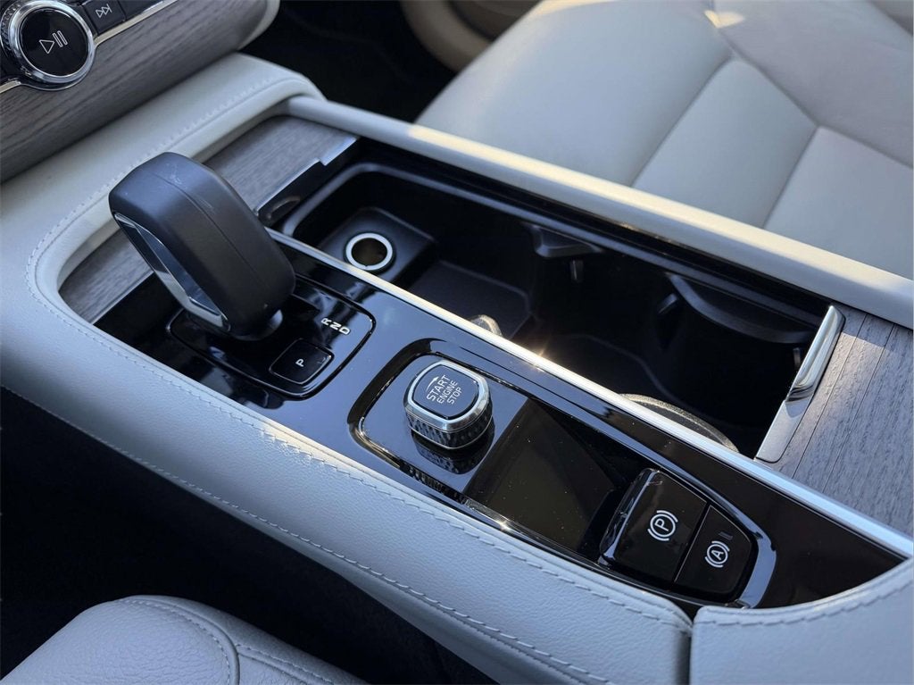 2024 Volvo XC90 B5 Plus